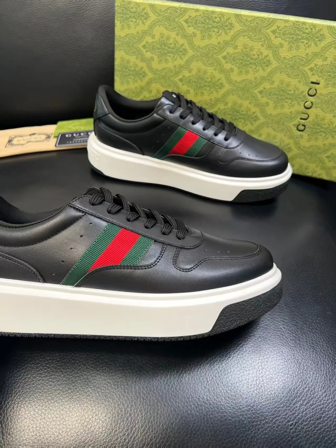 Factory price: 460💰. Gucci's new men's shoes GUCCI [Lightning] latest shoes are shipped. Original quality, fashionable, special materials, sheepskin lining, new packaging. The foot feels super comfortable and the workmanship is impeccable. Size: 38-44, customized 45